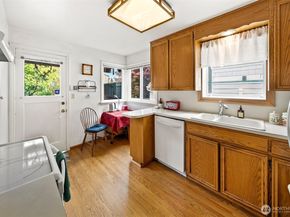 8218 Latona Avenue NE, Seattle WA 98115