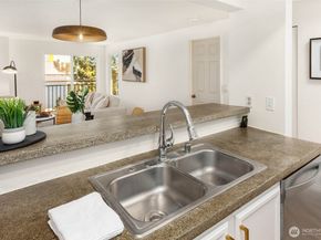 5901 Phinney Avenue N 302, Seattle WA 98103