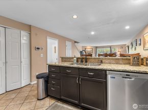 15809 Waynita Way NE G204, Bothell WA 98011