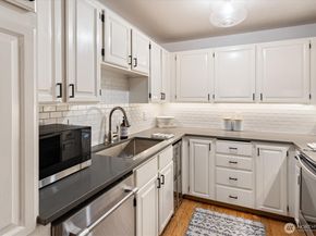 3820 NE 155th Place 403, Lake Forest Park WA 98155