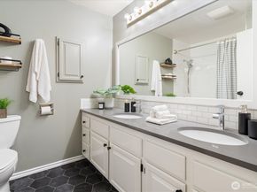 3820 NE 155th Place 403, Lake Forest Park WA 98155