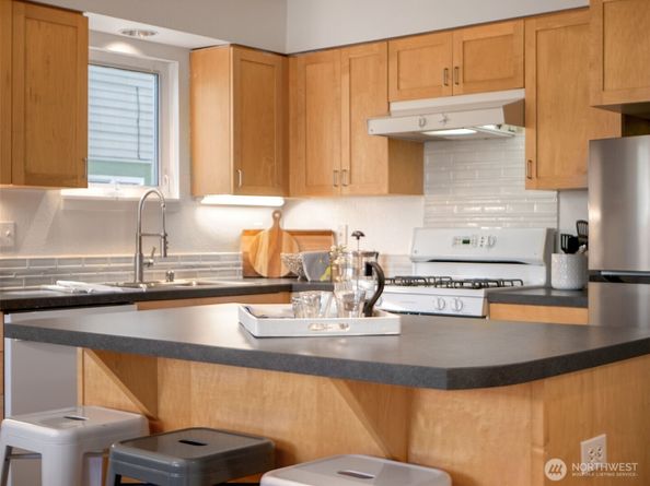 6736 29th Avenue S, Seattle WA 98108