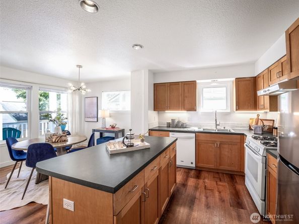 6736 29th Avenue S, Seattle WA 98108