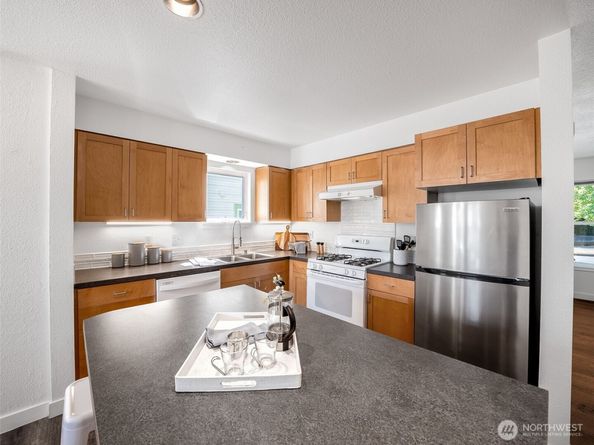 6736 29th Avenue S, Seattle WA 98108