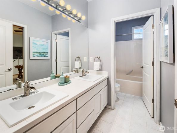 8233 NE 163rd Place, Kenmore WA 98028