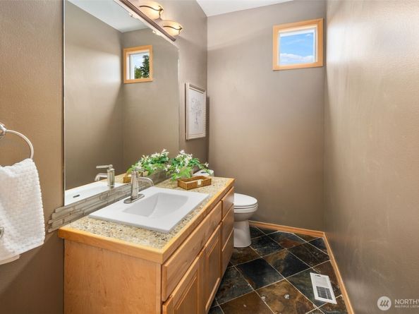 8233 NE 163rd Place, Kenmore WA 98028