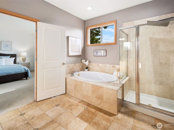 8233 NE 163rd Place, Kenmore WA 98028