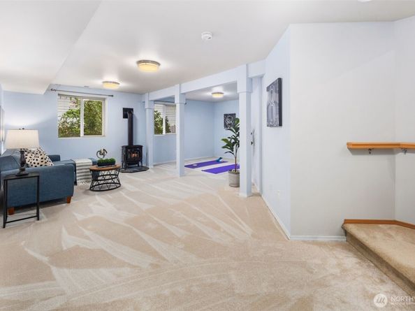 8233 NE 163rd Place, Kenmore WA 98028
