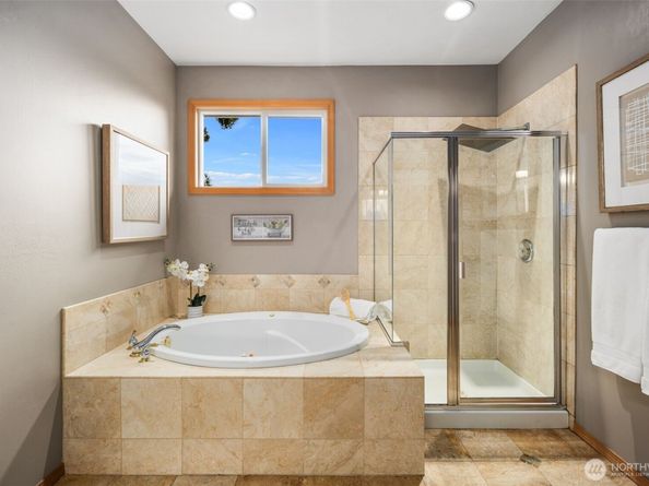 8233 NE 163rd Place, Kenmore WA 98028