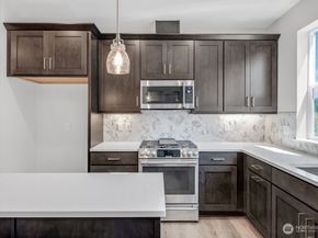 19244 NE 69th Circle 105, Redmond WA 98052