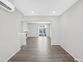19244 NE 69th Circle 105, Redmond WA 98052