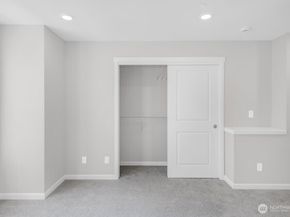 19244 NE 69th Circle 105, Redmond WA 98052