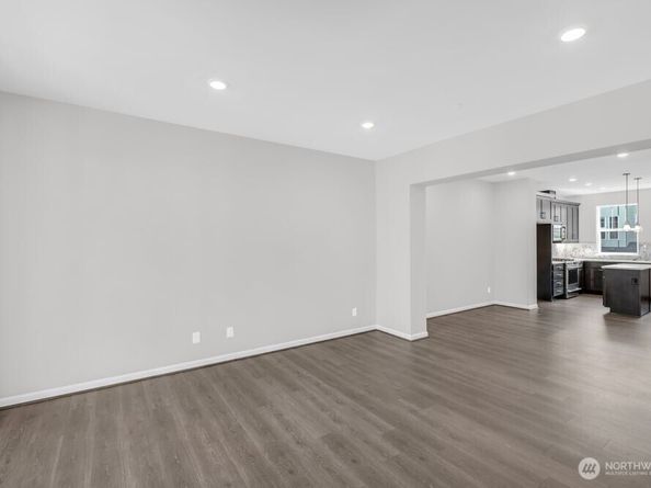 19244 NE 69th Circle 105, Redmond WA 98052