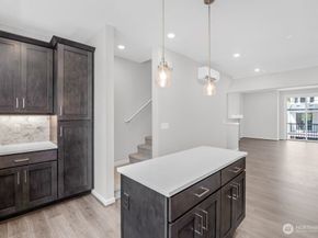 19244 NE 69th Circle 105, Redmond WA 98052