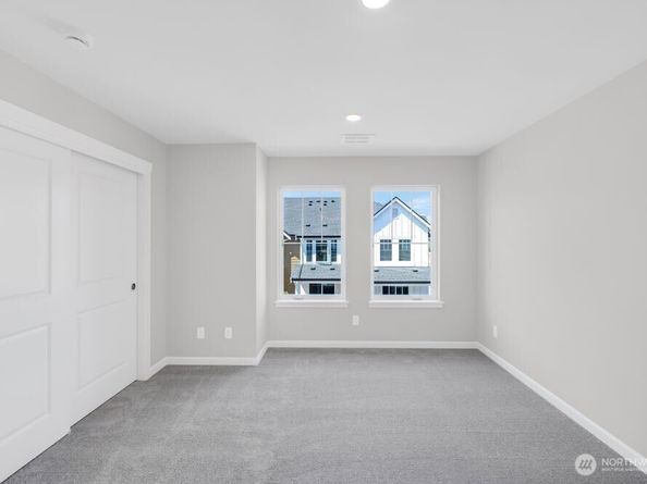 19244 NE 69th Circle 105, Redmond WA 98052