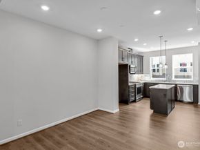 19244 NE 69th Circle 105, Redmond WA 98052