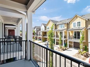 19244 NE 69th Circle 105, Redmond WA 98052