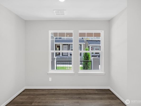 19244 NE 69th Circle 105, Redmond WA 98052