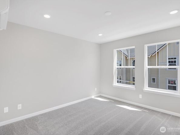 19244 NE 69th Circle 105, Redmond WA 98052