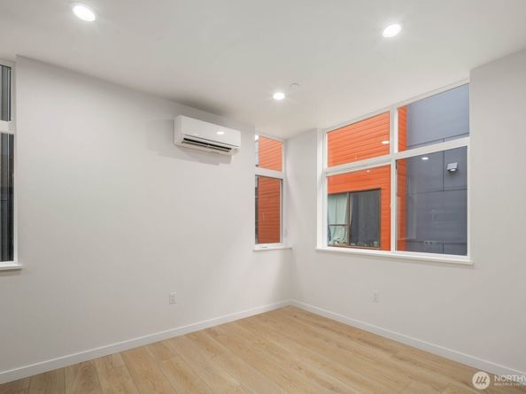 546 S Cloverdale Street C, Seattle WA 98108