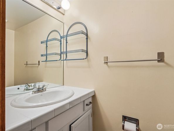 13730 15th Avenue NE E102, Seattle WA 98125