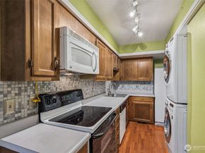 13730 15th Avenue NE E102, Seattle WA 98125