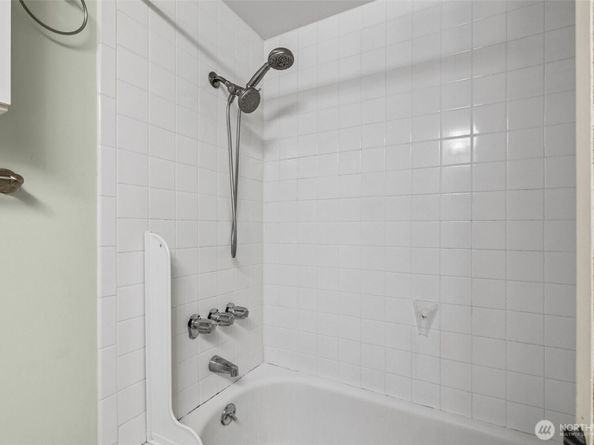 13730 15th Avenue NE E102, Seattle WA 98125