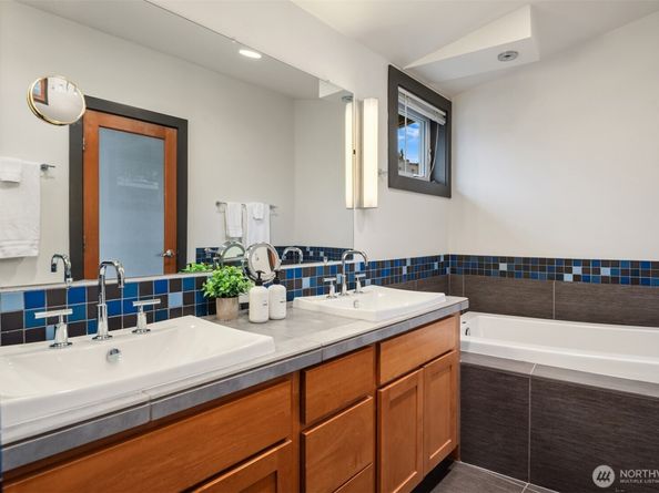 556 Highland Drive, Seattle WA 98109