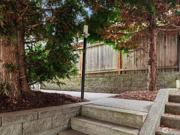 556 Highland Drive, Seattle WA 98109
