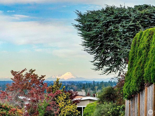 4360 Somerset Boulevard SE, Bellevue WA 98006