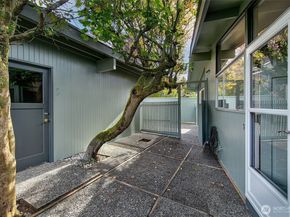 4360 Somerset Boulevard SE, Bellevue WA 98006