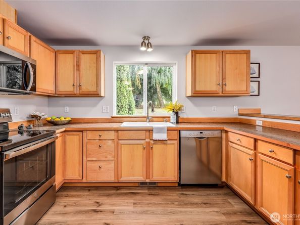 18546 10th Avenue NE, Poulsbo WA 98370