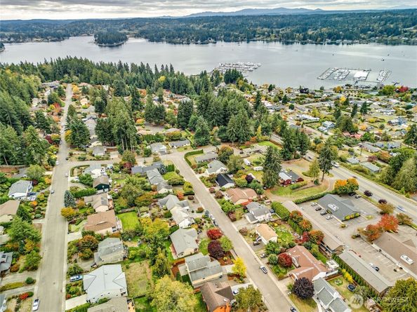18546 10th Avenue NE, Poulsbo WA 98370