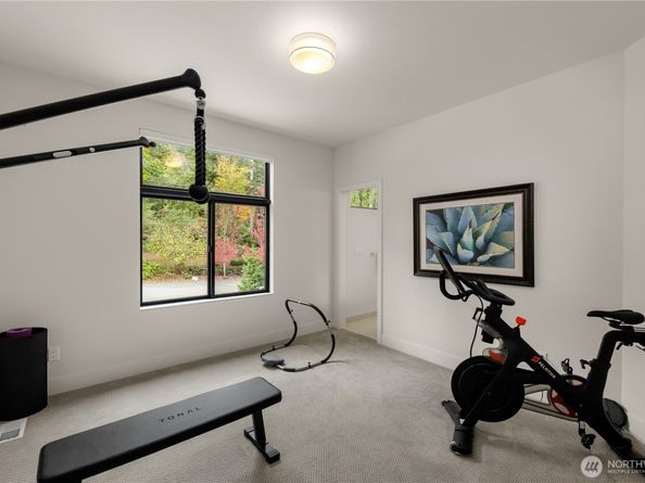 7002 93rd Avenue SE, Mercer Island WA 98040