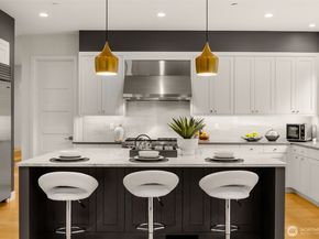 7002 93rd Avenue SE, Mercer Island WA 98040