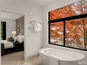 7002 93rd Avenue SE, Mercer Island WA 98040