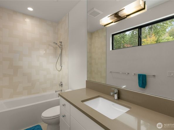 7002 93rd Avenue SE, Mercer Island WA 98040