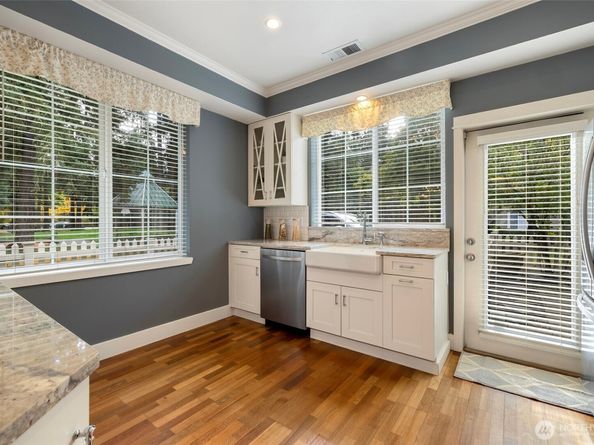 18247 NE 96th Way 101, Redmond WA 98052