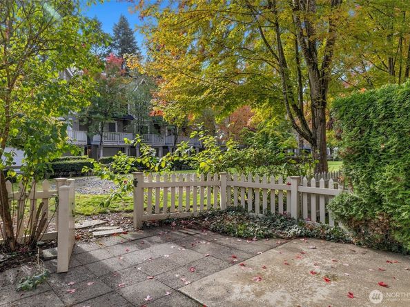 18247 NE 96th Way 101, Redmond WA 98052