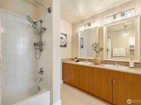 18247 NE 96th Way 101, Redmond WA 98052