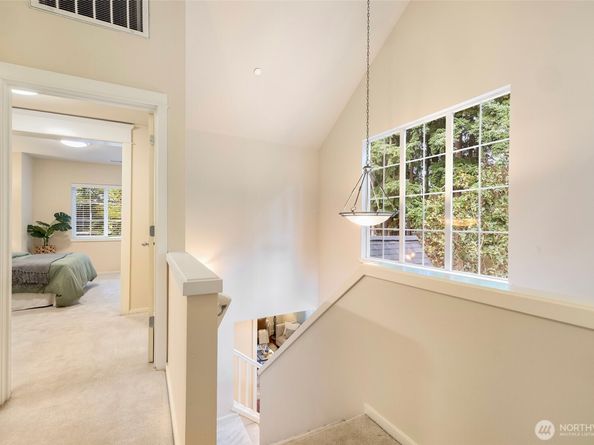 18247 NE 96th Way 101, Redmond WA 98052