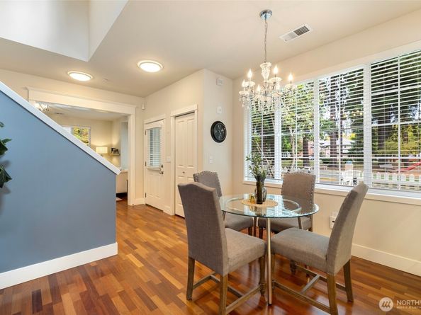 18247 NE 96th Way 101, Redmond WA 98052
