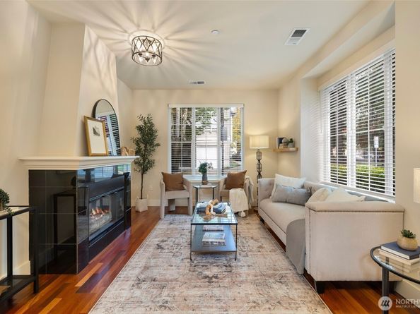 18247 NE 96th Way 101, Redmond WA 98052