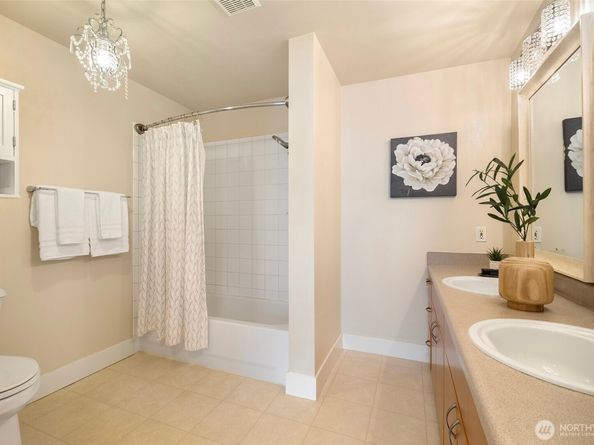 18247 NE 96th Way 101, Redmond WA 98052