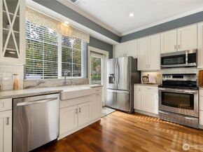 18247 NE 96th Way 101, Redmond WA 98052