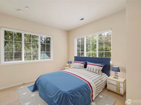 18247 NE 96th Way 101, Redmond WA 98052