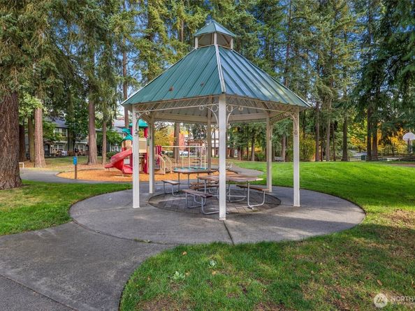 18247 NE 96th Way 101, Redmond WA 98052