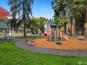 18247 NE 96th Way 101, Redmond WA 98052
