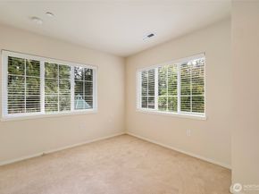 18247 NE 96th Way 101, Redmond WA 98052