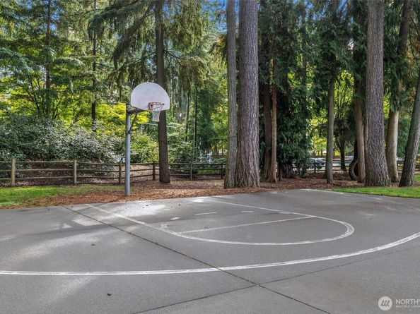 18247 NE 96th Way 101, Redmond WA 98052